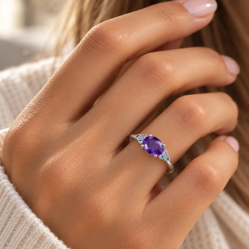 Amethyst Ring mit ovalem Stein und dreieckigen Ziersteinen