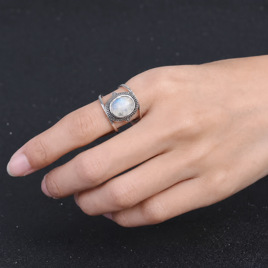 Moderner Mondstein Ring mit Kreisfassung