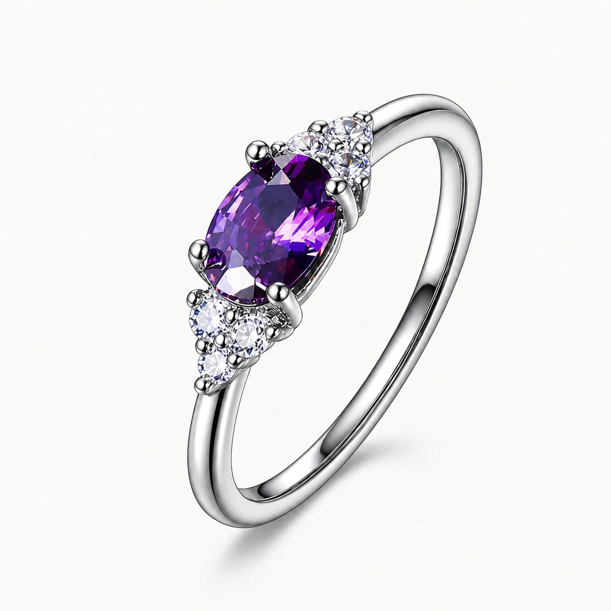 Amethyst Ring mit ovalem Stein und dreieckigen Ziersteinen
