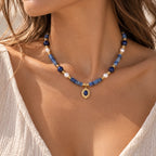 Lapislazuli Perlenkette mit 14 Karat vergoldeten Details und ovalem Anhänger