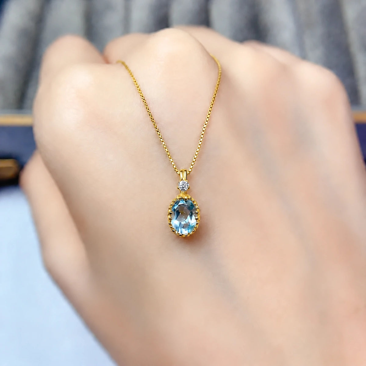 Aquamarin Kette aus 925er Silber goldfarben mit ovalem Anhänger