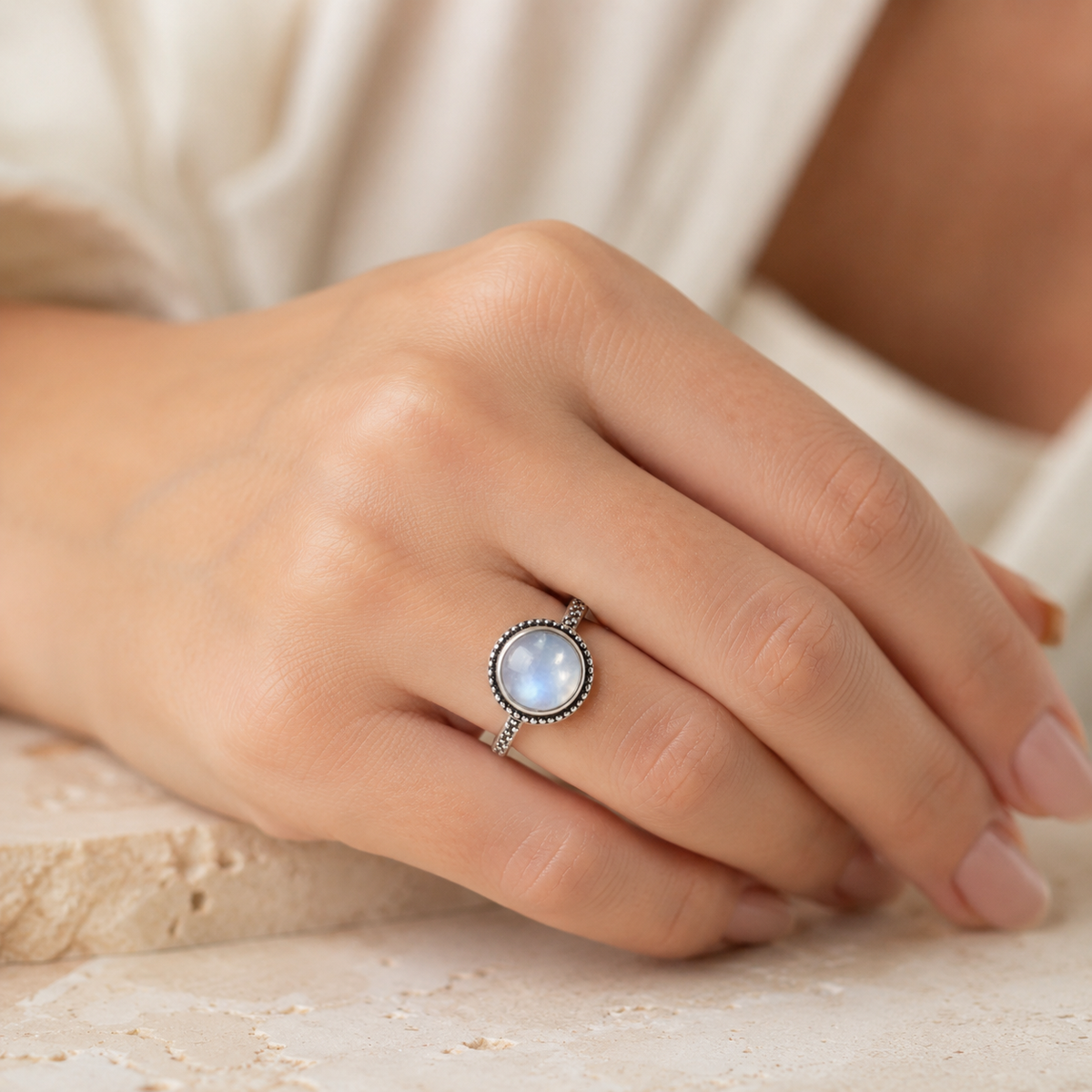 Schmaler Mondstein Ring mit Perlenrand