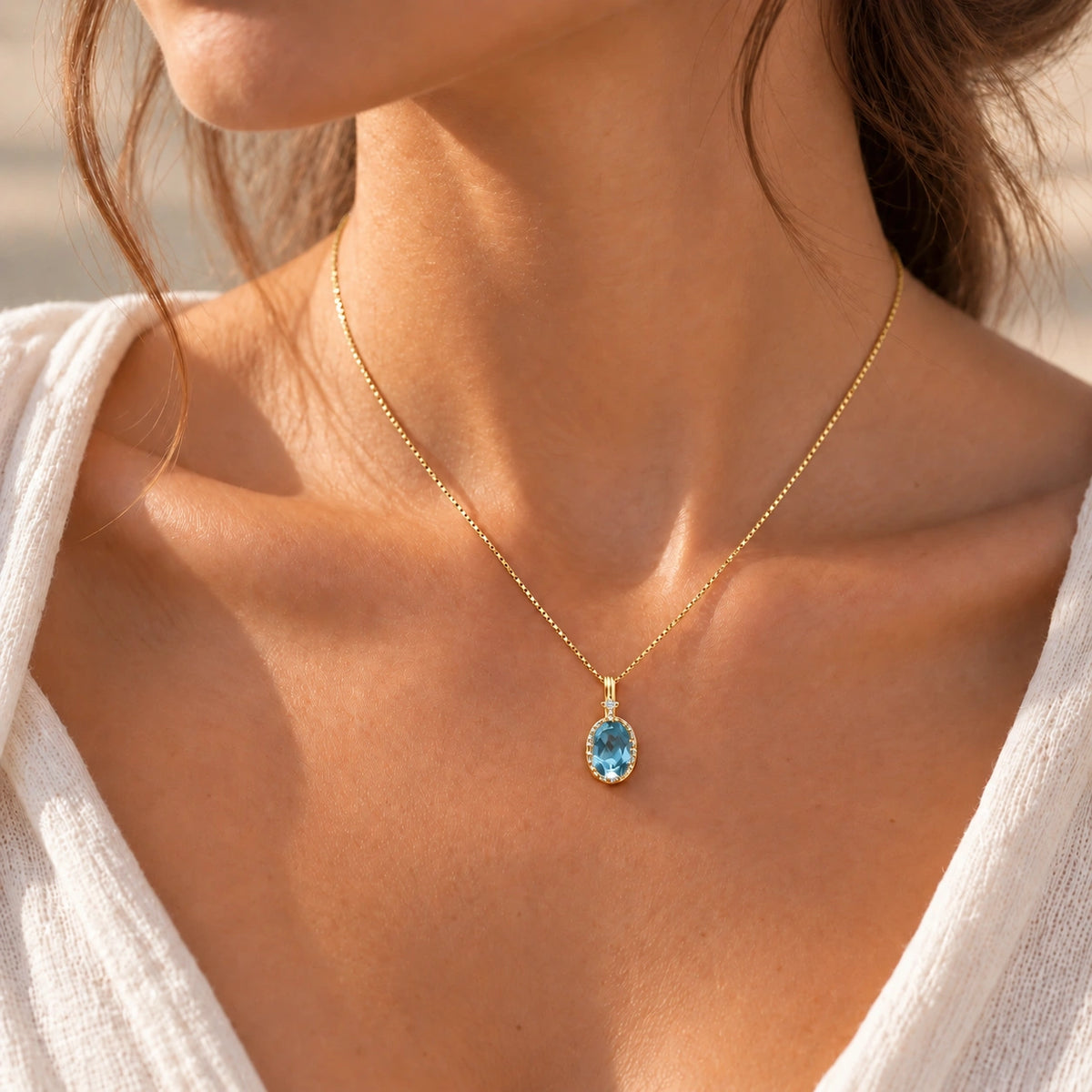 Aquamarin Kette aus 925er Silber goldfarben mit ovalem Anhänger