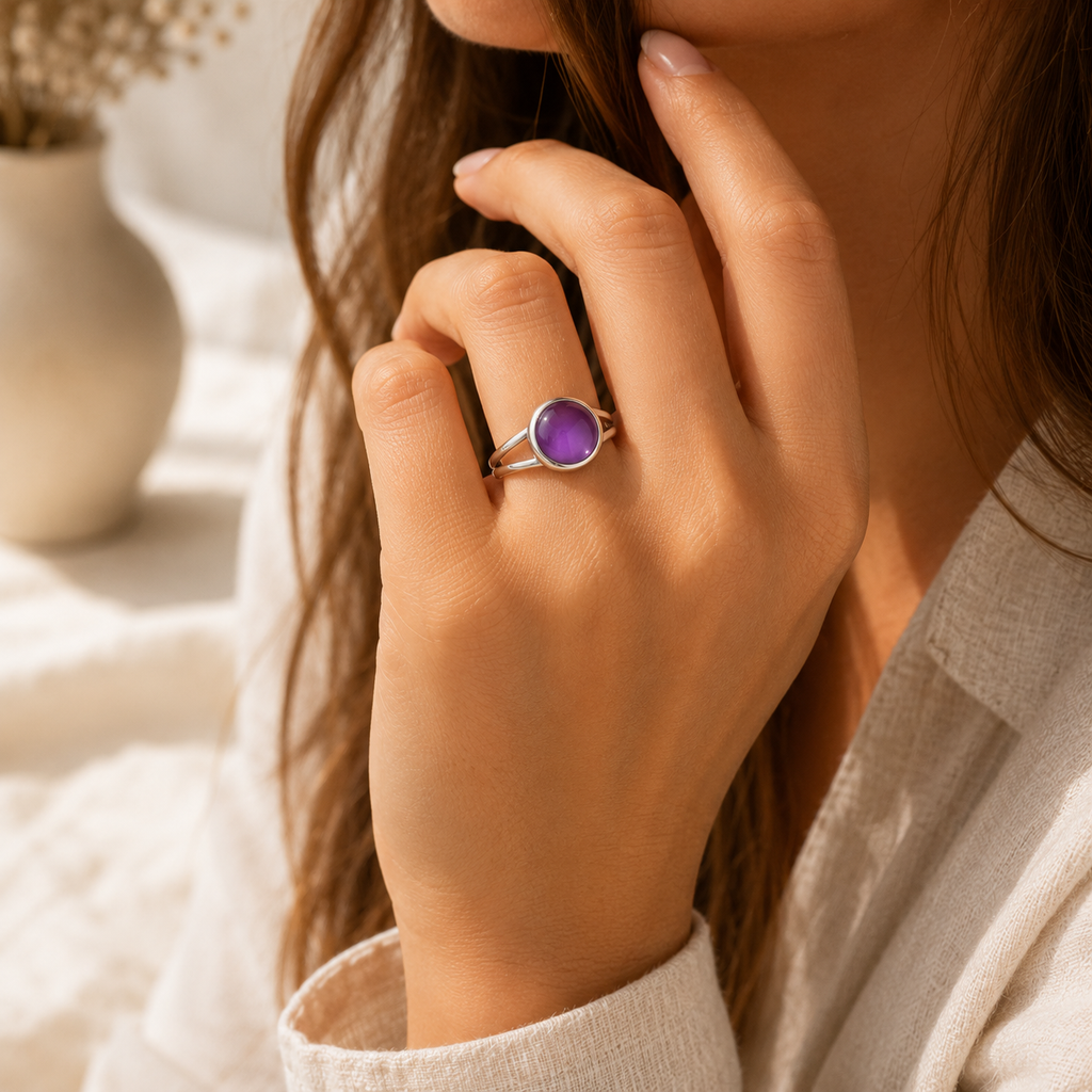 Schlichter Amethyst Ring aus 925er Silber mit geteilter Ringschiene