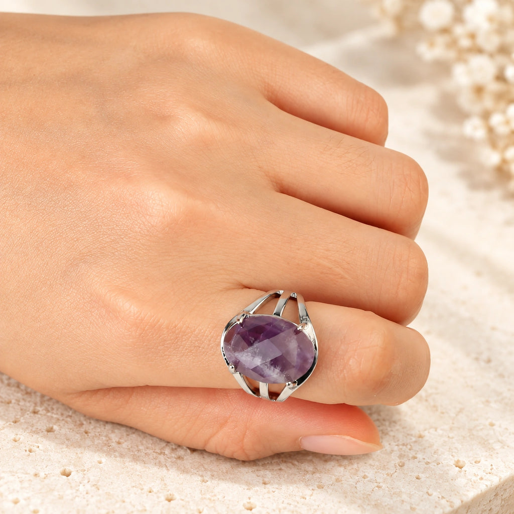 Amethyst Ring mit großem facettiertem Ovalstein und geteilter Ringschiene