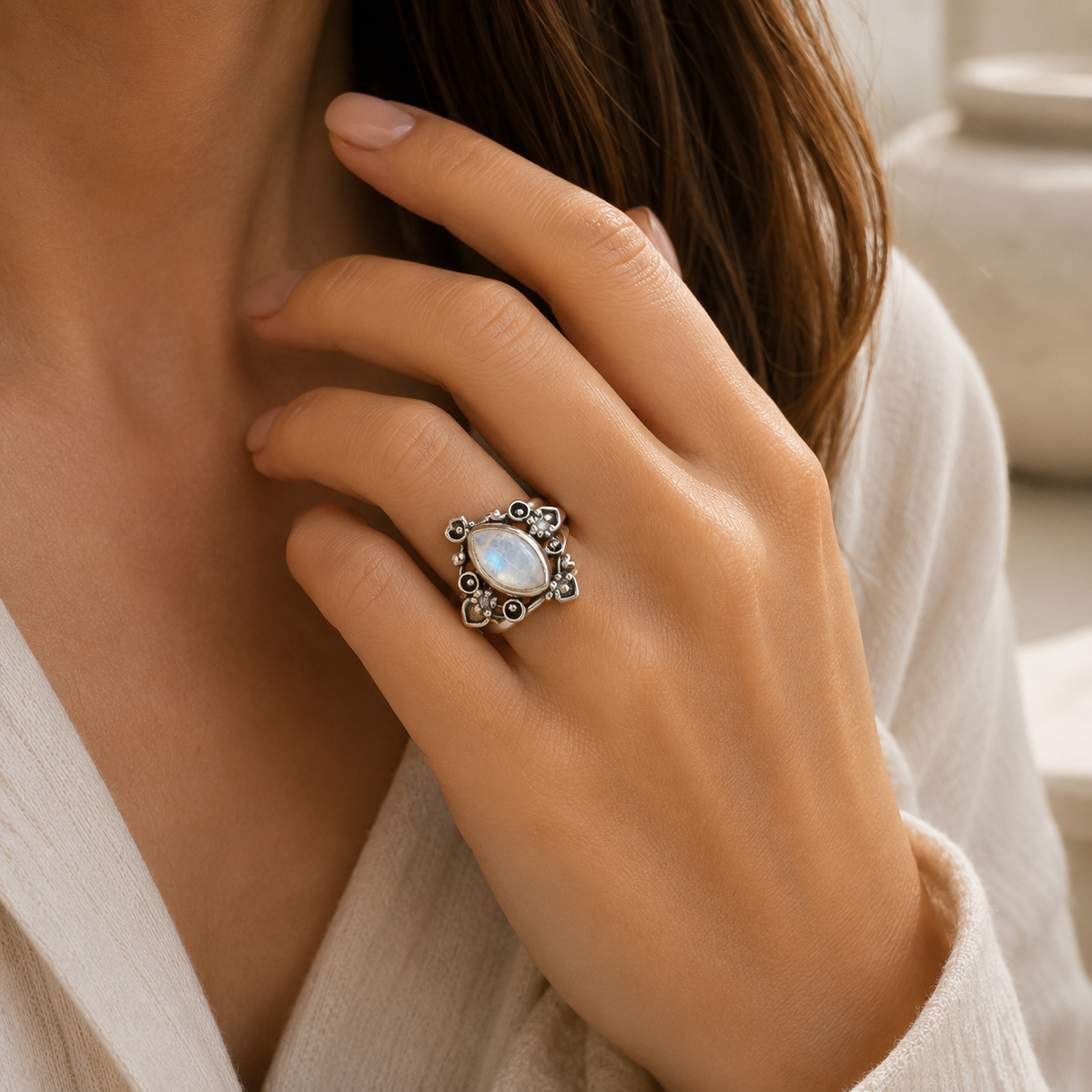 Mondstein Ring mit floralem Ornament