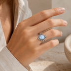 Mondstein Ring mit Blattranken und Schmucksteinen