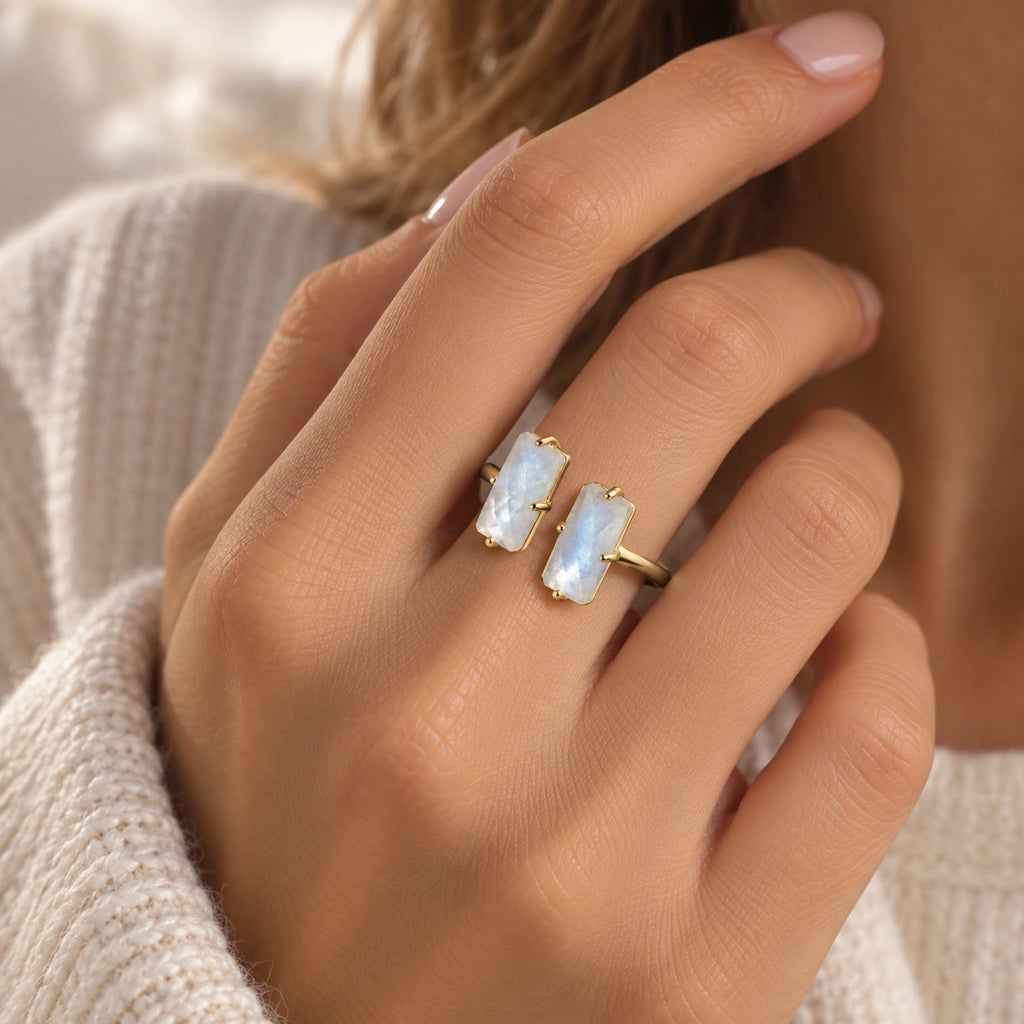 Offener Mondstein Ring aus 925er Silber in Goldoptik mit zwei rechteckigen Steinen
