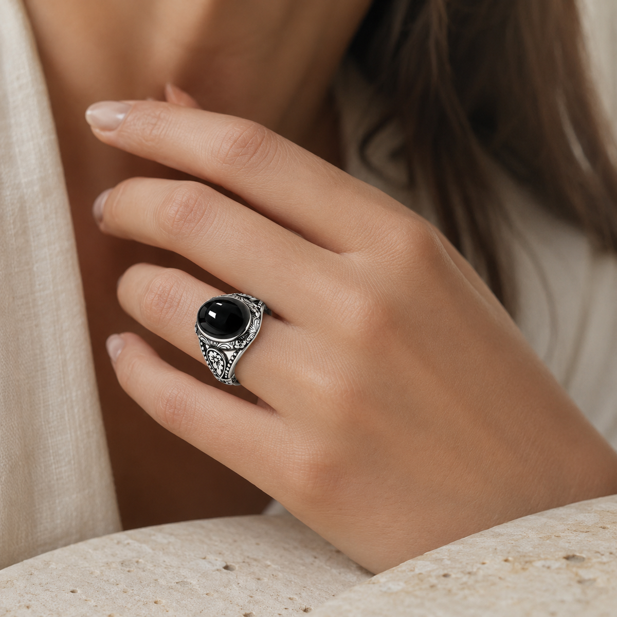 Vintage Onyx Ring aus 925er Silber mit Reliefornamenten