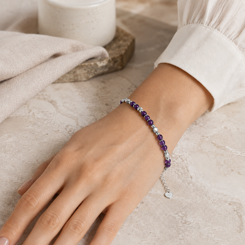 Feines Amethyst Perlenarmband mit Metallperlen