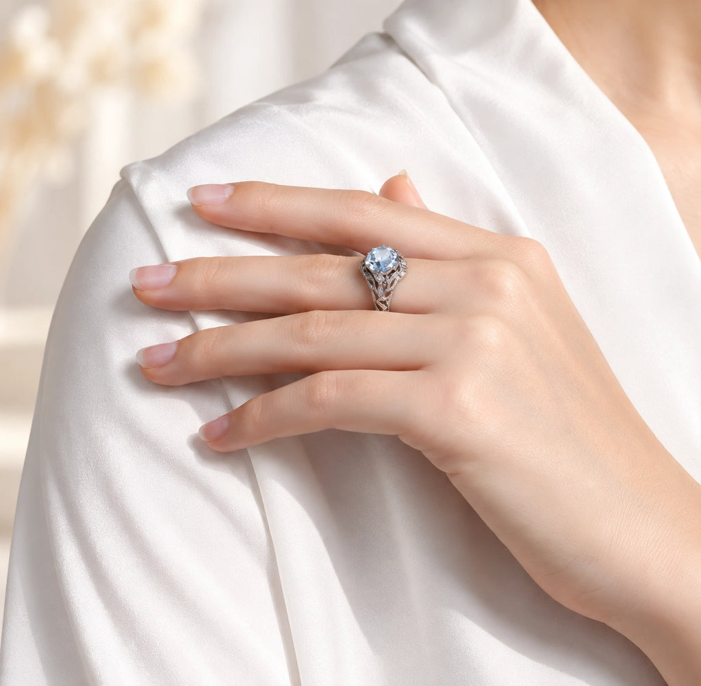 Aquamarin Ring antik aus 925er Silber mit rundem Stein und reich verzierten Seiten