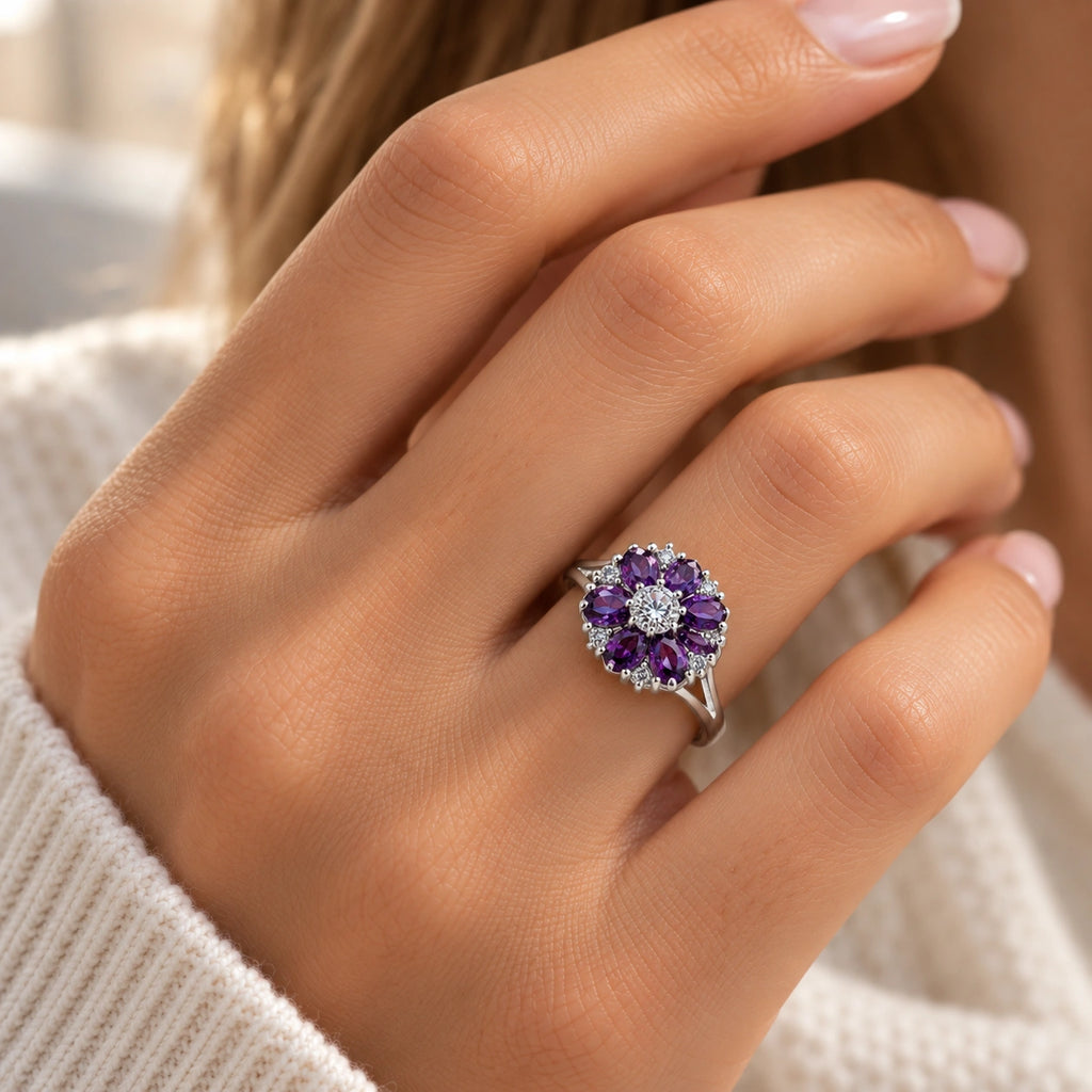 Amethyst Ring im Blütendesign mit violetten und klaren Ziersteinen
