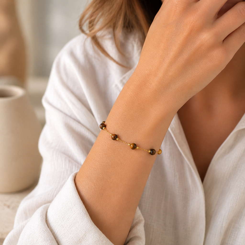 Feines Tigerauge Kettenarmband mit kleinen Perlen