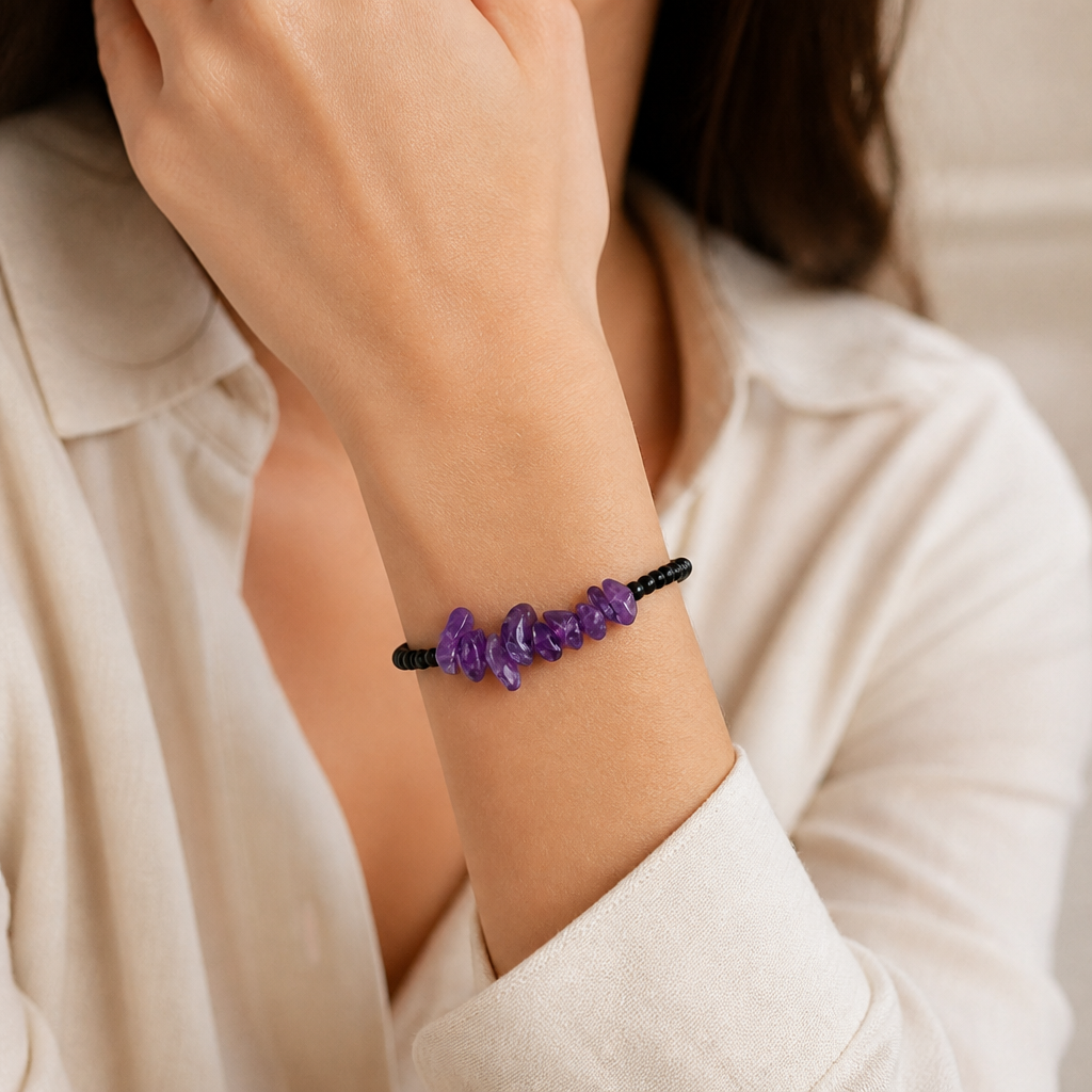 Schwarzes Perlenarmband mit Amethyst Splittern