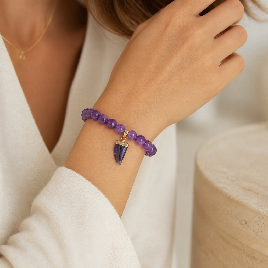 Amethyst Perlenarmband mit spitzem Steinanhänger