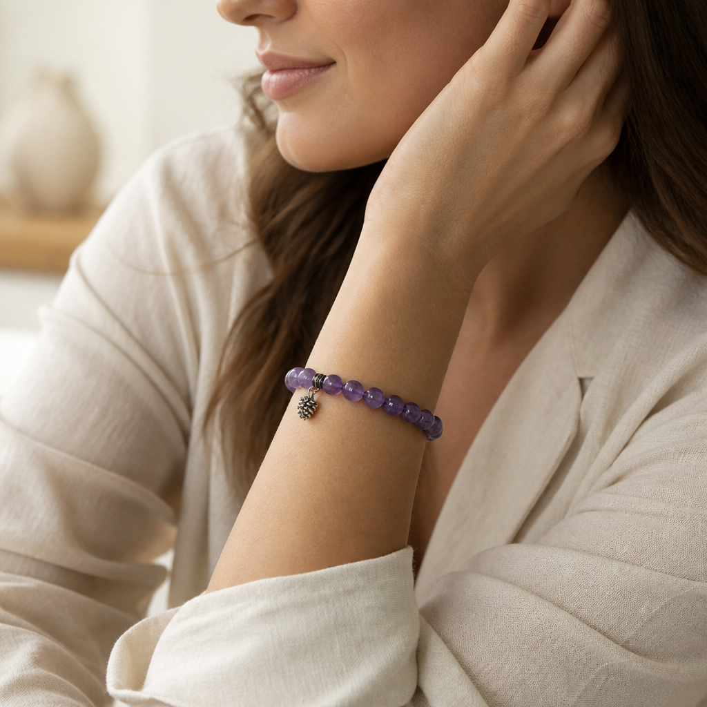 Amethyst Perlenarmband mit Tannenzapfen-Anhänger