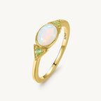 Opal Ring aus 925er Silber und Gold mit ovalem Stein und seitlichen Ziersteinen