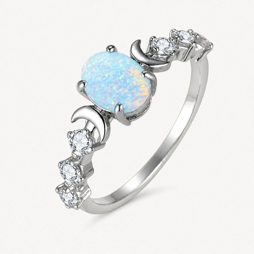 Opal Ring mit Mondsicheln und seitlichen Ziersteinen