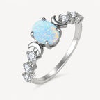 Opal Ring mit Mondsicheln und seitlichen Ziersteinen
