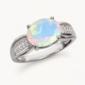 Opal Ring aus 925er Silber mit rundem Mittelstein und geteilter Ringschiene