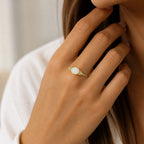 Opal Ring aus 925er Silber und Gold mit ovalem Stein und seitlichen Ziersteinen