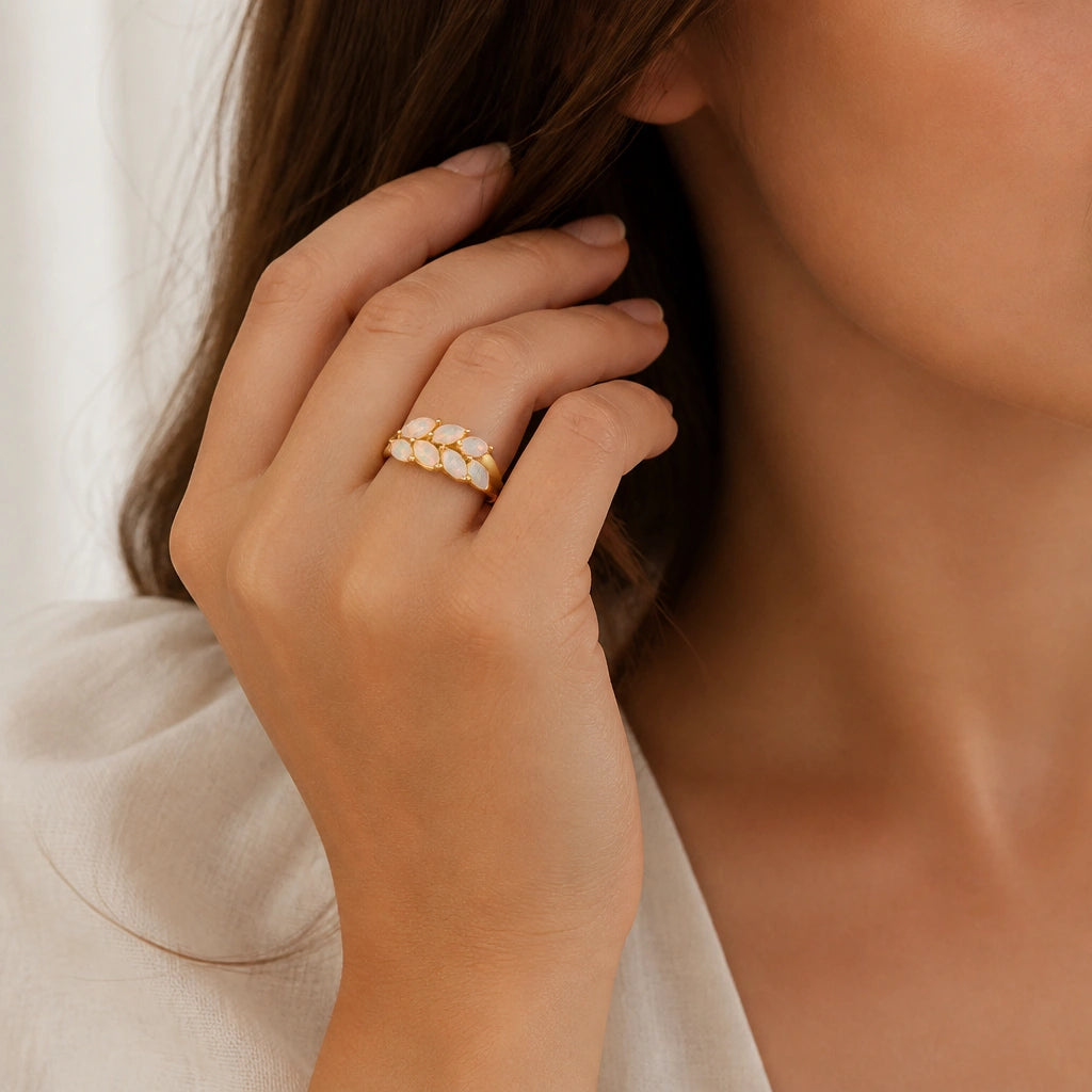 Opal Ring aus 925er Silber in Gelbgoldoptik mit sieben ovalen Steinen