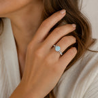 Opal Ring mit Mondsicheln und seitlichen Ziersteinen