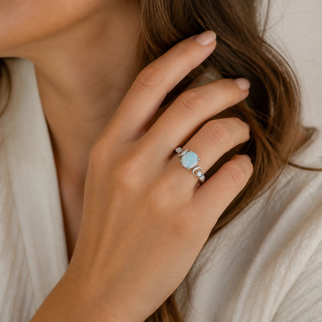Opal Ring mit Mondsicheln und seitlichen Ziersteinen