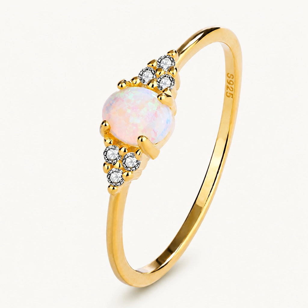 Opal Ring aus 925er Silber mit ovalem Stein und seitlichem Steinbesatz