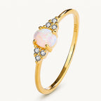 Opal Ring aus 925er Silber mit ovalem Stein und seitlichem Steinbesatz
