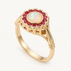 Opal Ring mit rundem Mittelstein und rotem Steinrahmen