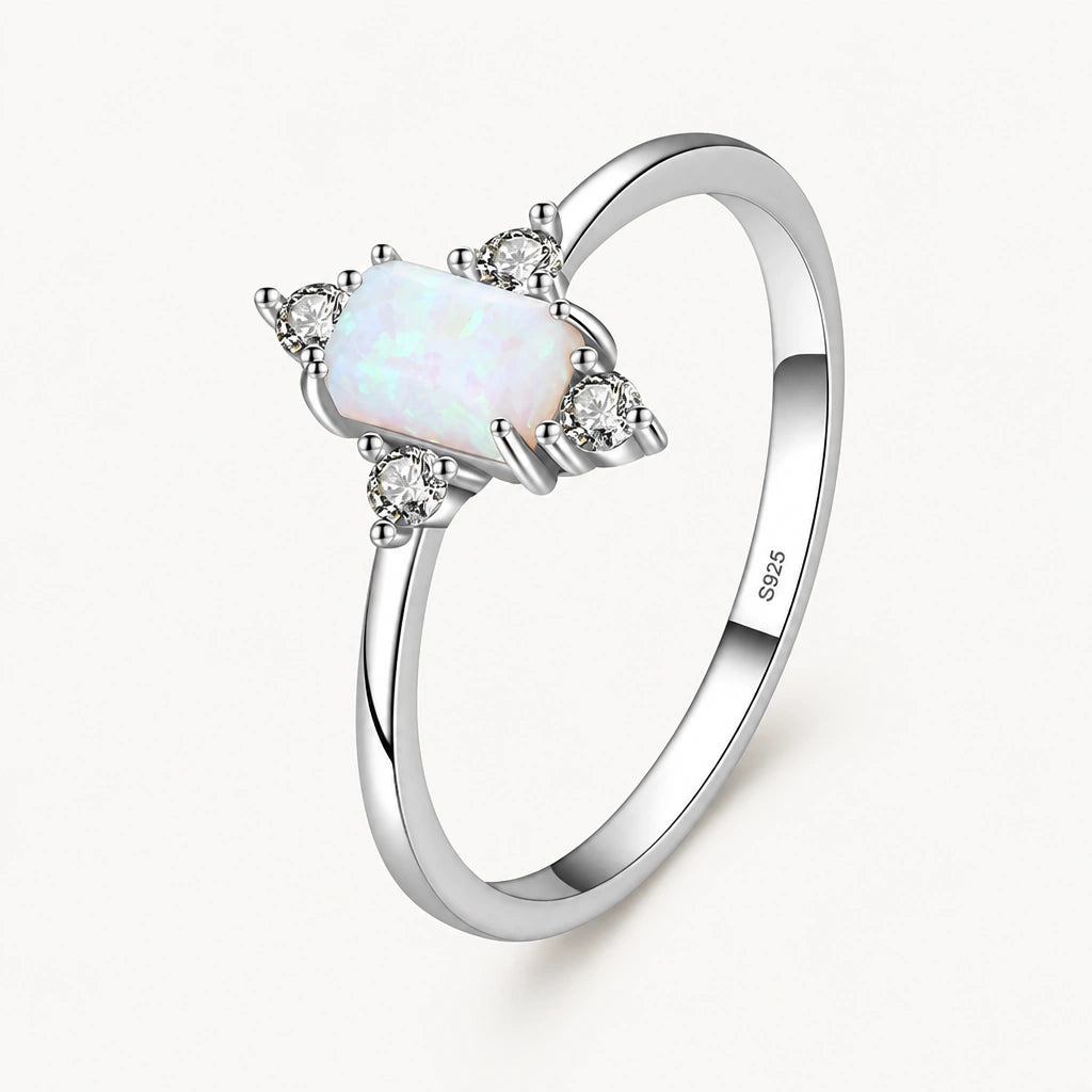Opal Ring aus 925er Silber mit ovalem Stein und vier Ziersteinen