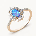 Blauer Opal Ring mit ovalem Stein und Ornamentrahmen