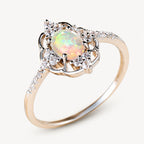 Opal Ring mit ovalem Mittelstein und Ornamentrahmen