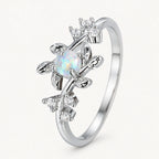 Opal Ring mit Blätterranken und Ziersteinen