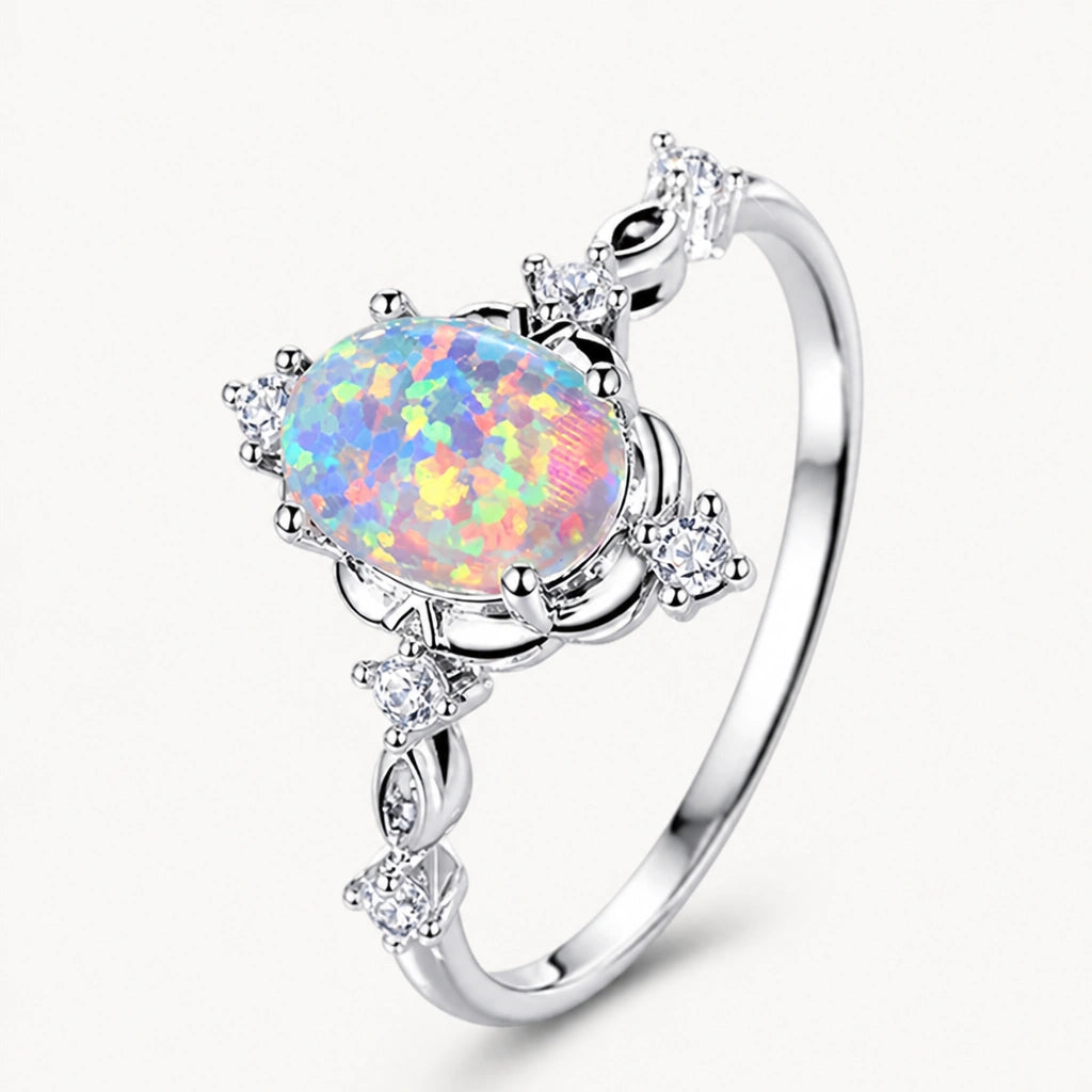 Opal Ring mit rundem Stein und symmetrischen Ziersteinen