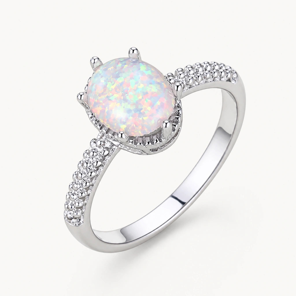 Opal Ring mit ovalem Mittelstein und Steinbesatz