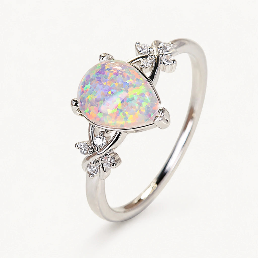 Opal Ring mit tropfenförmigem Stein und Blättern
