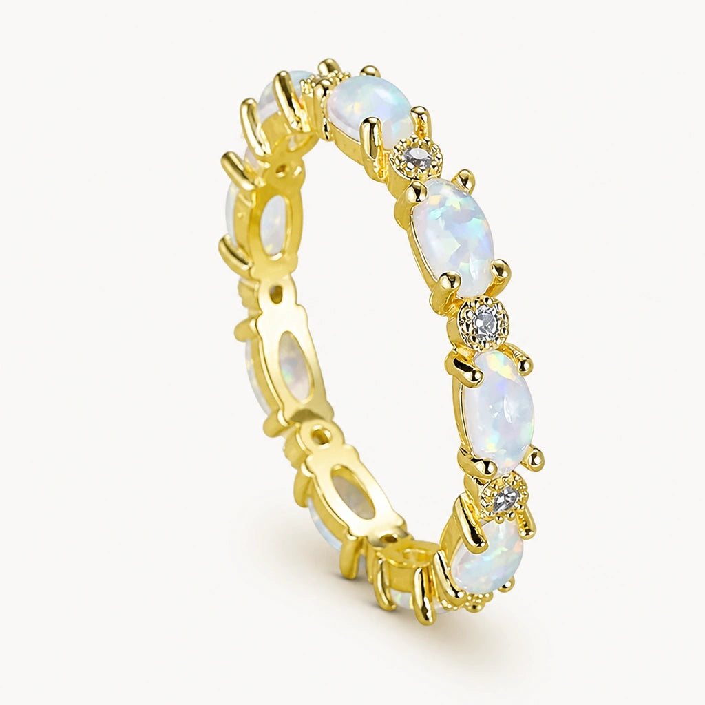 Opal Ring mit ovalen Steinen und Ziersteinen