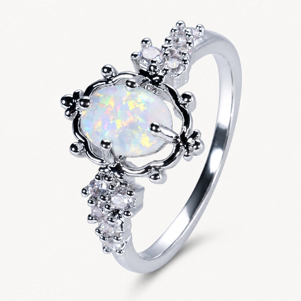 Opal Ring mit floralem Rahmen und Ziersteinen