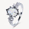 Opal Ring mit floralem Rahmen und Ziersteinen