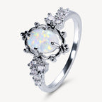 Opal Ring mit floralem Rahmen und Ziersteinen