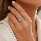 Blauer Opal Ring mit ovalem Stein und Ornamentrahmen