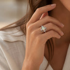 Opal Ring mit ovalem Mittelstein und Ornamentrahmen
