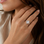 Opal Ring mit rundem Stein und symmetrischen Ziersteinen