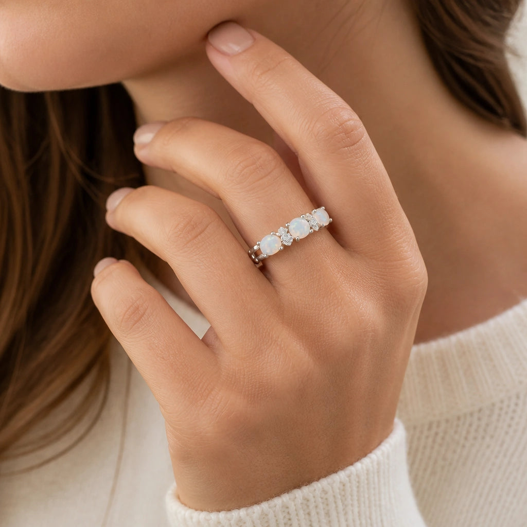 Opal Ring mit ovalen Steinen in Silberoptik