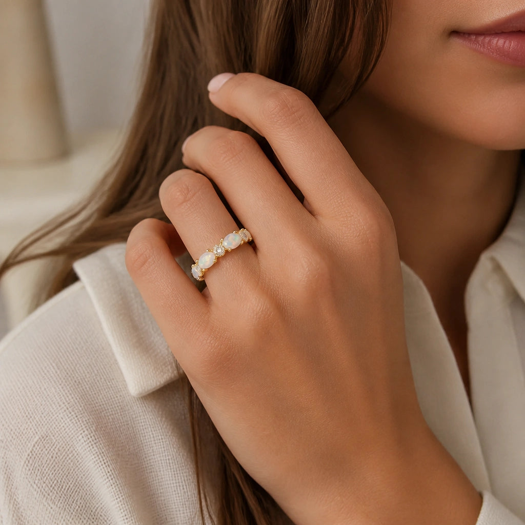 Opal Ring mit ovalen Steinen und Ziersteinen
