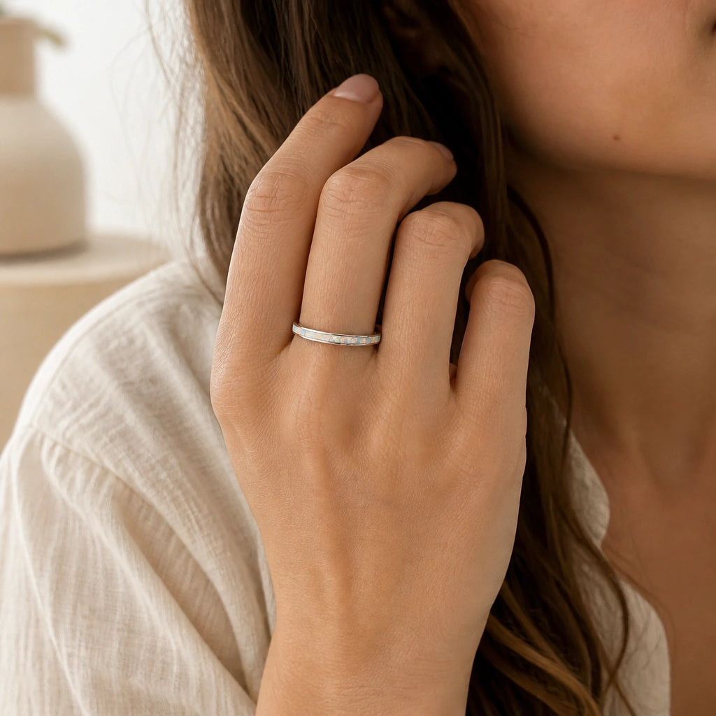 Schmaler weißer Opal Ring mit Einlage