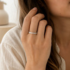 Schmaler weißer Opal Ring mit Einlage