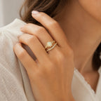 Opal Ring mit rundem Stein und Blütenkranz